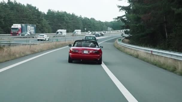 Červený Starý Časovač Auto Jede Rychle Dálnici Belgii Nizozemí — Stock video