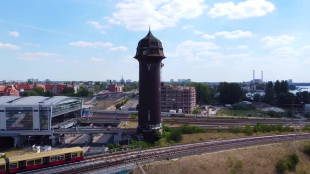 Στρογγυλό Πύργο Νερού Καφέ Τούβλο Φαλλικό Σύμβολο Εκπληκτική Εναέρια Άποψη — Αρχείο Βίντεο