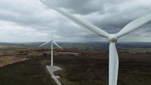 Zamknij Drone Widok Lotu Ptaka Farmę Wiatrową Duże Turbiny Wiatrowe — Wideo stockowe