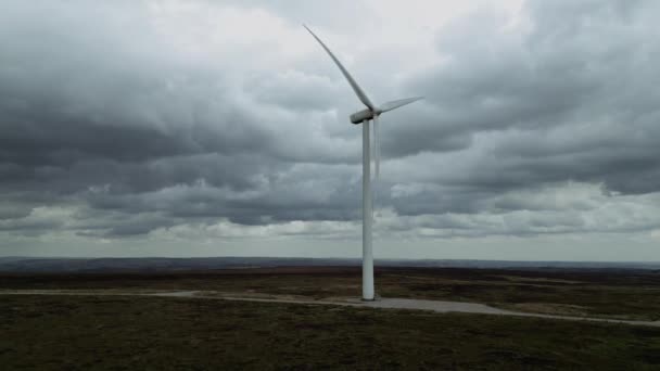 Drone Luchtfoto Van Een Windmolenpark Windturbines Die Wind Draaien Beelden — Stockvideo