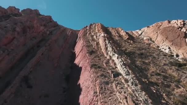 高い丘の近くまで上昇するドローンの計画的なショット見事な山々の景色を明らかにする 北アルゼンチン — ストック動画