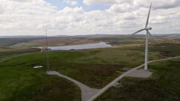 Farma Wiatrowa Położona Halifax Wrzosowiskach Yorkshire Przy Użyciu Drona Widok — Wideo stockowe