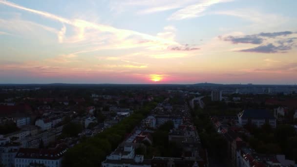 Dlouhý Let Slunci Klidný Letecký Pohled Let Vpřed Dron Berlína — Stock video