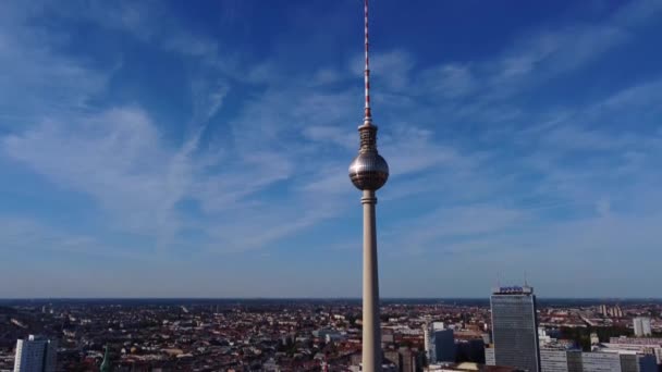 Perfekt Antenn Visa Flyg Lutar Ner Drönare Film Från Berlin — Stockvideo