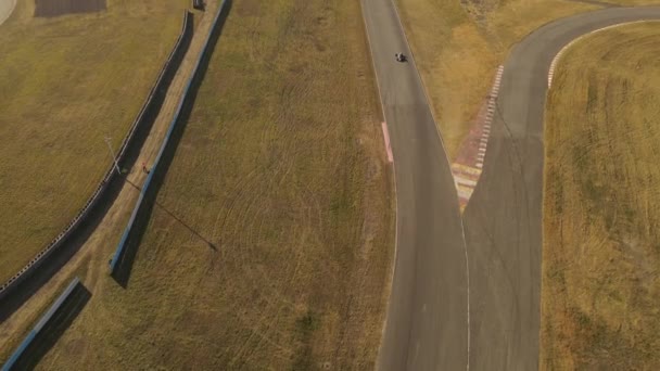 一种动态倾斜的空中射击 同时跟踪一辆驶过无人驾驶飞机下方的跑车 这是在阿根廷布宜诺斯艾利斯举行的布宜诺斯艾利斯奥斯卡和胡安 加尔韦兹自行车赛 — 图库视频影像