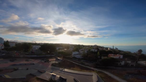 Aérea Gran Parque Skate Frente Centro Cascais Con Enorme Amanecer — Vídeos de Stock