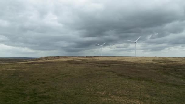 Dron Widok Lotu Ptaka Farmy Wiatrowej Turbin Wiatrowych Obracających Się — Wideo stockowe