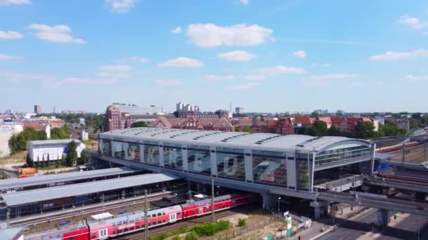 郊区的火车离开车站 奉承柔和的空中俯瞰飞盘至左 德国柏林火车站无人机于2022年8月的夏日下午 — 图库视频影像
