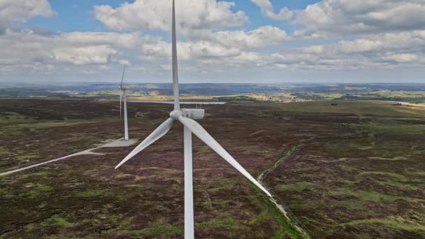 Farma Wiatrowa Położona Wrzosowiskach West Yorkshire Nad Halifax Zabrana Dronem — Wideo stockowe