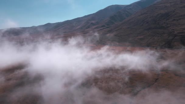 ケブラダ フマハカ山脈の前の白い霧の雲北アルゼンチンの風景 — ストック動画