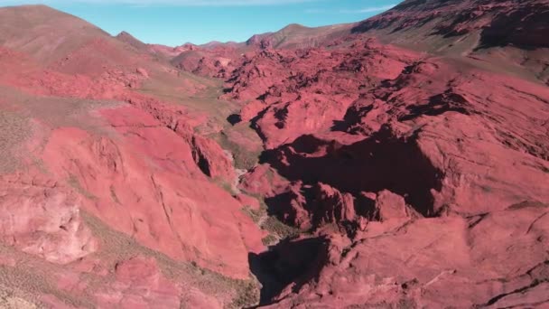 北アルゼンチンのケブラダ フマハカの壮大な赤い岩の谷を探索する空中ショット — ストック動画