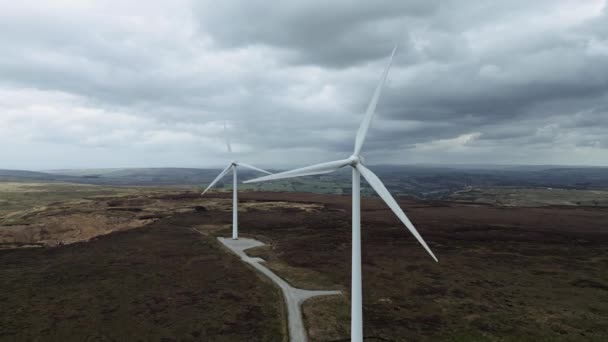 风电场和风力涡轮机在风中转动的无人机图像 在英国中弹 — 图库视频影像