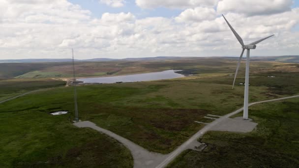 Farma Wiatrowa Położona Wrzosowiskach Yorkshire Zabrana Dronem Widok Powietrza Turbinami — Wideo stockowe