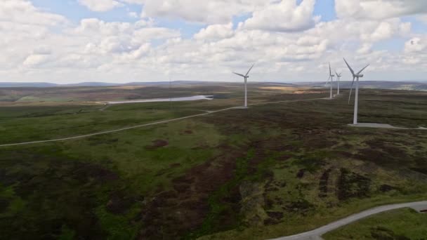 Farma Wiatrowa Położona Wrzosowiskach Yorkshire Nad Halifax Zabrana Dronem Widok — Wideo stockowe