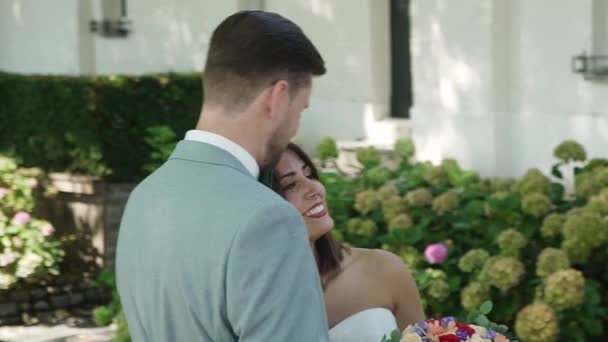 Cuplu Proaspăt Căsătorit Îmbrățișează Îndrăgostește Mai Mult — Videoclip de stoc