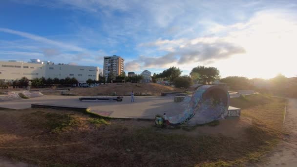 Αεροφωτογραφία Ενός Μπετόν Skatepark Μπολ Εκπληκτική Ανατολή Του Ηλίου Skateboarder — Αρχείο Βίντεο