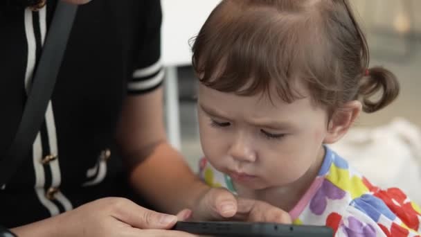 Blandad Koreansk Ukrainska Småbarn Flicka Intresserad Vad Distraherad Mamma Gör — Stockvideo