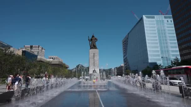 Βρύση Μπροστά Από Άγαλμα Του Ναυάρχου Sunsin Πλατεία Gwanghwamun Σεούλ — Αρχείο Βίντεο