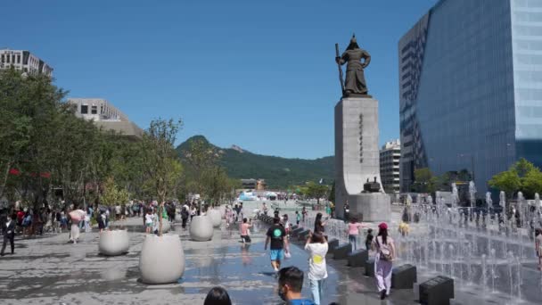 Les Habitants Apprécient Gwanghwamun Plaza Autour Sun Shin Statue Fontaine — Video