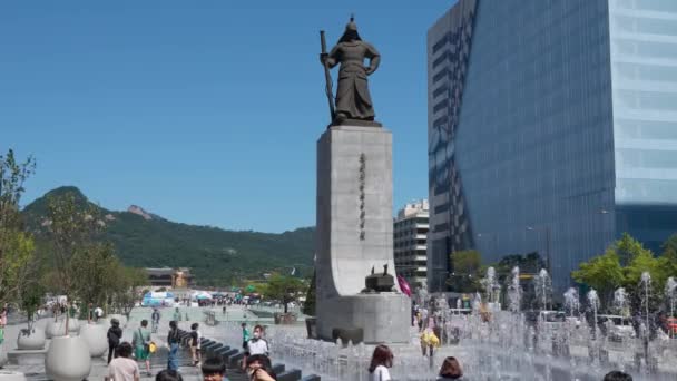 Imposante Statue Von Admiral Sunshin Auf Dem Gwanghwamun Platz Seoul — Stockvideo