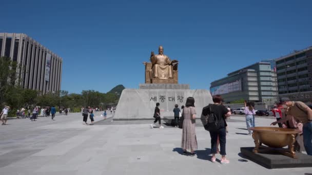 Imponująca Brązowa Statua Króla Sejonga Placu Gwanghwamun Seul — Wideo stockowe