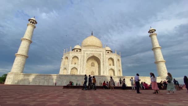 Besökare Går Förbi Taj Mahal Badade Solljus Agra Låg Vinkel — Stockvideo