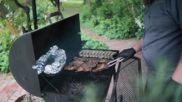 Bbq Chef Kok Draait Vlees Grill Outdoor Event Langzame Beweging — Stockvideo