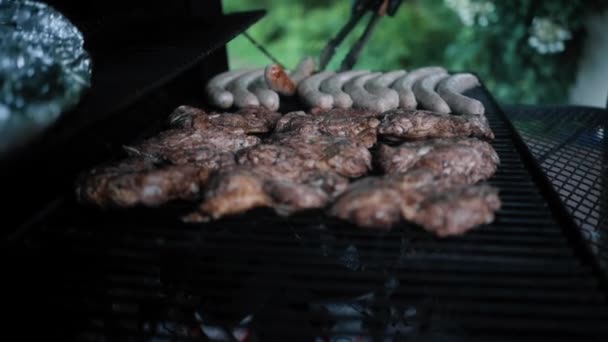Bbq Chef Convirtiendo Salchicha Grill Evento Aire Libre Moción Lenta — Vídeo de stock