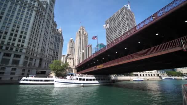 Chicago Usa Touristic Boat Sailing Dusable Bridge Michigan Avenue Sunny — Stock Video