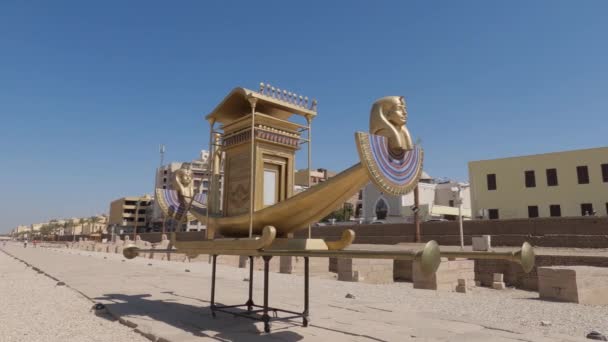 Blick Auf Die Goldene Skulptur Eines Bootes Mit Sphinxen Der — Stockvideo