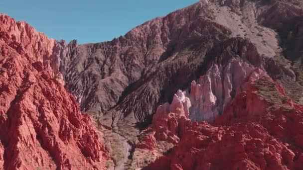 Drohne Steigt Richtung Rocky Bunte Berge Sandsteine Und Schlammsteine Nordargentinien — Stockvideo