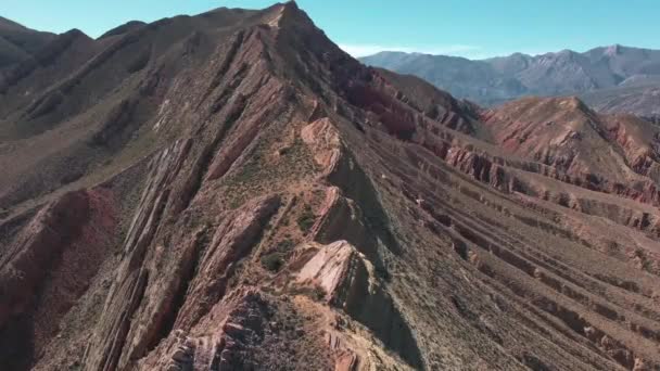 シャープ山自然形成 北西部アルゼンチン上空を飛ぶ — ストック動画