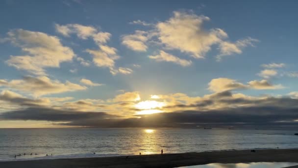 Sluiten Van Zonnestralen Wolken Enorme Reflectie Het Water Van Oceaan — Stockvideo