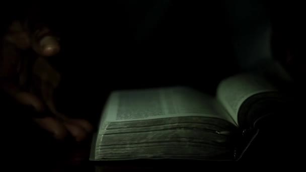 手拿着圣经黑色背景的人向上帝祈祷 — 图库视频影像