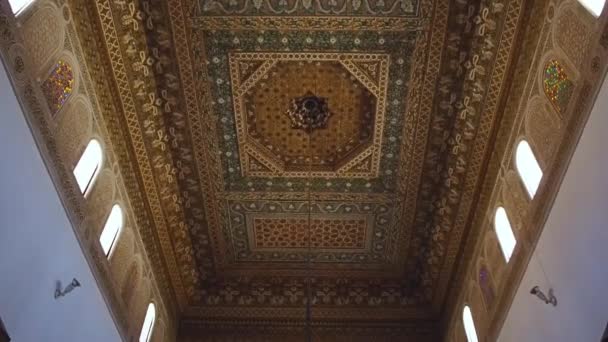 位于摩洛哥马拉喀什的美丽的巴伊亚宫殿天花板与喷泉的4K图像 — 图库视频影像