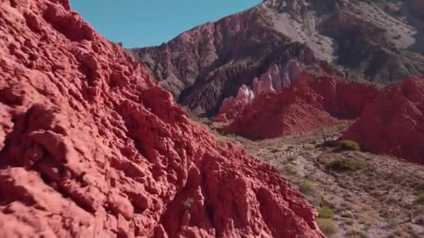 Flying Close Kierunku Formacji Kolorowych Skał Fantastyczne Góry Północno Zachodnia — Wideo stockowe