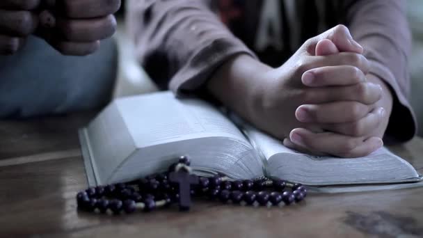 Orando Deus Com Mão Fundo Preto Bíblia Com Pessoas Imagens — Vídeo de Stock