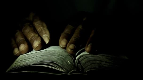 Modląc Się Boga Ręką Biblijnym Czarnym Tle Ludzkimi Materiałami — Wideo stockowe
