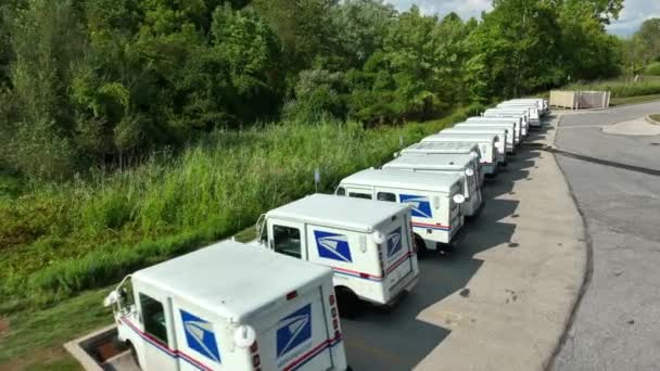 Вантажівки Usps Припаркувалися Пошті Рухомий Повітряний Постріл Над Транспортом — стокове відео