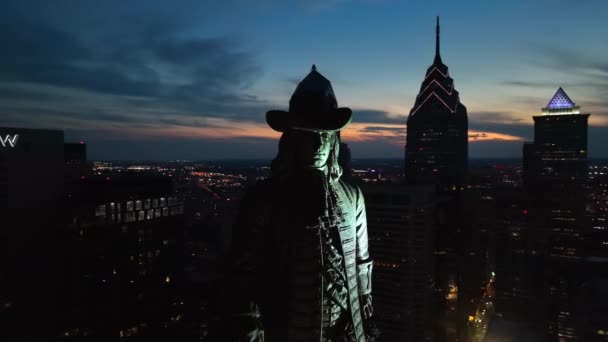 Rzeźba Williama Penna Szczycie Ratusza Filadelfii Patelnia Filadelfijskiej Panoramy Zmroku — Wideo stockowe
