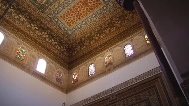 Filmagem Teto Belo Palácio Baiano Com Fonte Marraquexe Marrocos África — Vídeo de Stock