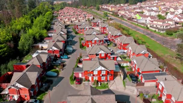 Luchtfoto Dolly Van Een Residentieel Complex Van Soortgelijke Huizen — Stockvideo