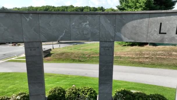 Newtown Square Veterans Memorial Sartén Aérea Para Que Nos Olvidemos — Vídeo de stock