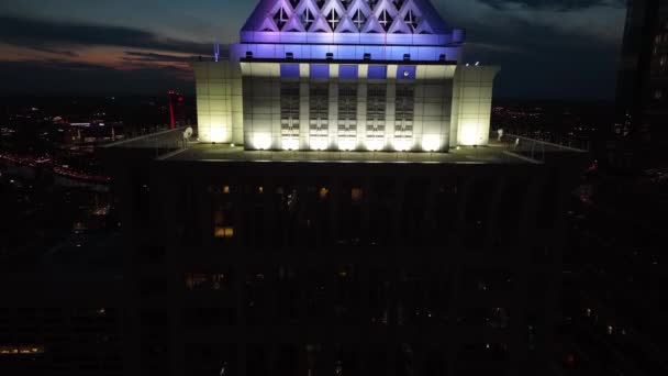 Ουρανοξύστης Της Πόλης Άναψε Βράδυ Νυχτερινή Αύξηση Κεραία Του Bny — Αρχείο Βίντεο