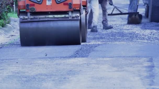City Workers Small Steamroller Fixing Asphalt Street — Stock Video