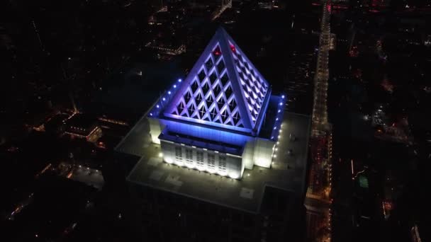 Bny Mellon Center 오버헤드 필라델피아 꼭대기는 어두워 보라색 파란색으로 빛났다 — 비디오
