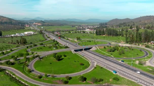 Dolly Vista Aérea Círculo Tráfico Ruta Chile Con Montañas Fondo — Vídeo de stock