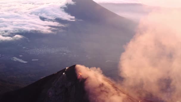 对危地马拉活火山之一的火地岛火山口进行了彻底而疯狂的飞越 在弹坑上方用相机拍摄结束 此系列的更多内容可供销售 — 图库视频影像