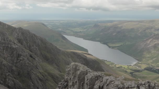 Uitzicht Het Meer Dicht Bij Scafell Mountain Sombere Lucht Zijn — Stockvideo