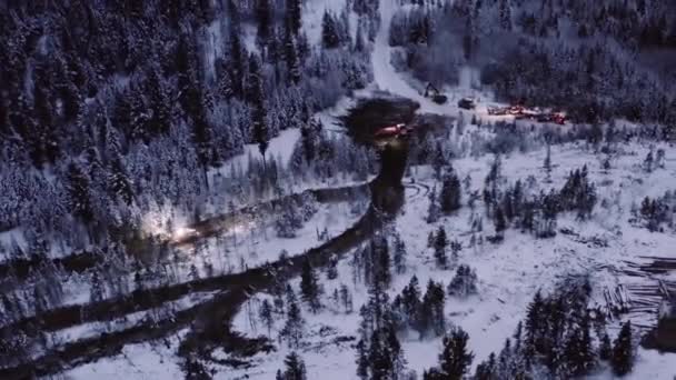 Drohnen Kräne Morgengrauen Vor Sonnenaufgang Räder Durch Schneebedeckte Haufen Gefällter — Stockvideo